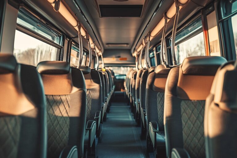 Moderne Buskabine mit leeren Sitzen